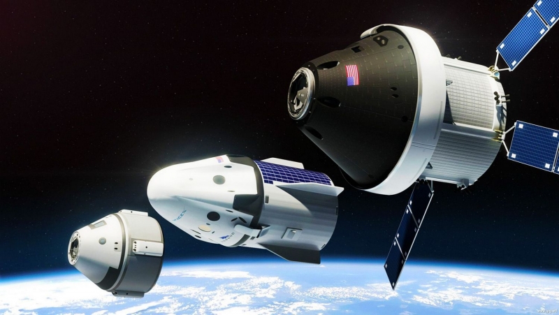  Два из трёх американских пилотируемых кораблей ближайшей перспективы – CS-100 Starliner и Dragon V2 -- создаются по коммерческой программе доставки экипажей на МКС. Третий (Orion) делается по заказу NASA для дальних полётов. Графика NASA 